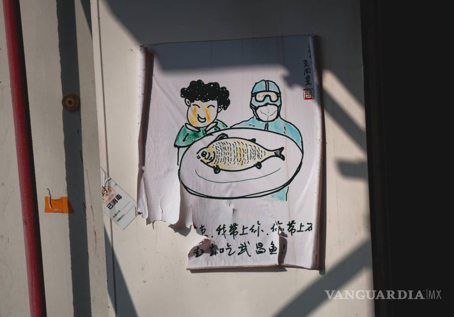 $!Un cartel que dice “Cuando te mejores, te llevaré (ilegible) comeremos pescado de Wuchang juntos” se ve en una pared del ahora desierto Hospital Huoshenshan.