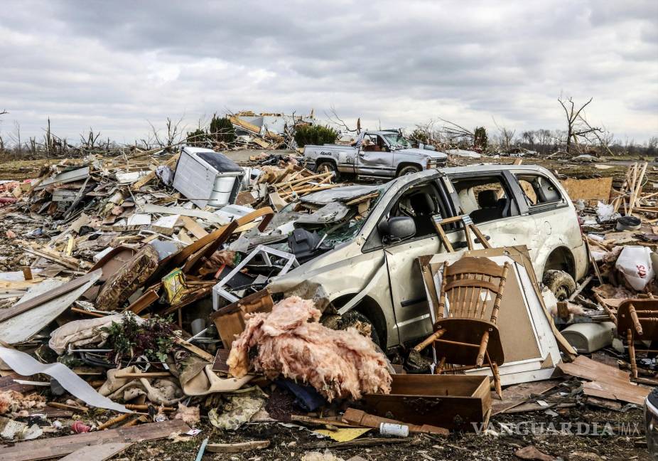 $!El funcionario aseguró que “este es el tornado más mortífero” que han tenido en ese territorio, y no descartó que hayan sido golpeados por el tornado “más largo y mortífero en la historia de Estados Unidos”.