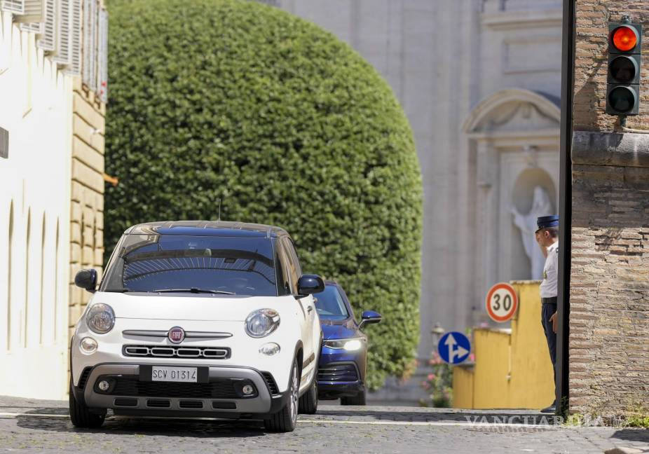 $!El auto que traslada al papa Francisco al hospital policlínico universitario Agostino Gemelli abandona el Vaticano.