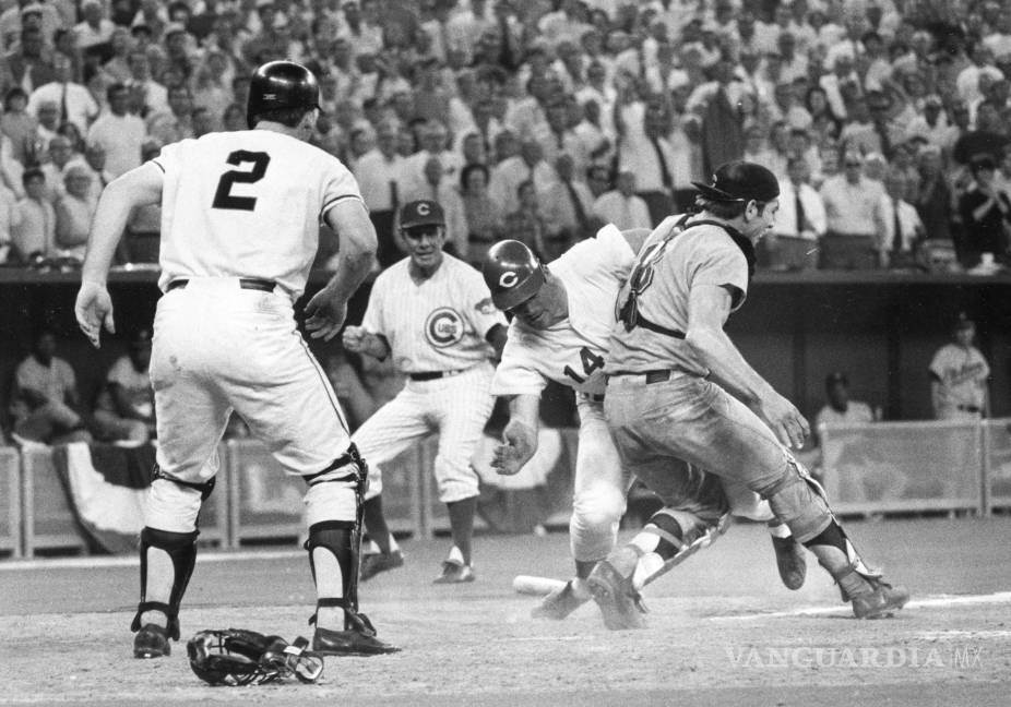 $!En esta fotografía de archivo del 14 de julio de 1970, Pete Rose de la Liga Nacional golpea al receptor de la Liga Americana Ray Fosse para anotar la carrera ganadora durante la 12a entrada del Juego de Estrellas de béisbol en Cincinnati. AO