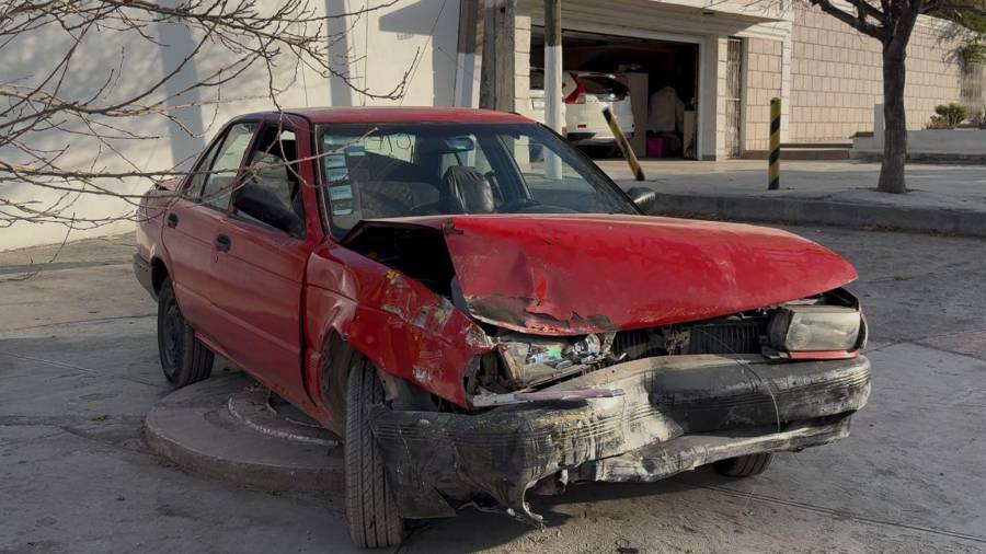 El auto terminó con severos daños en la carrocería.