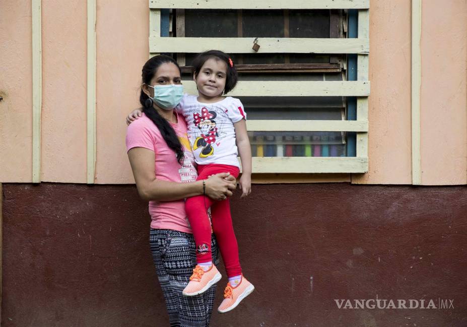 $!Kassandra Sánchez Espinoza posa junto a su tía, Verónica Granados en Managua, Nicaragua. EFE