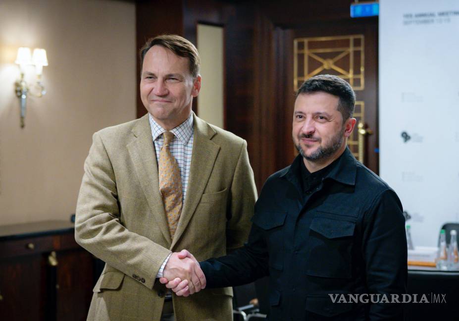 $!El presidente ucraniano, Volodymyr Zelensky y al ministro de Asuntos Exteriores polaco, Radoslaw Sikorski, en una reunión en Kiev, Ucrania.