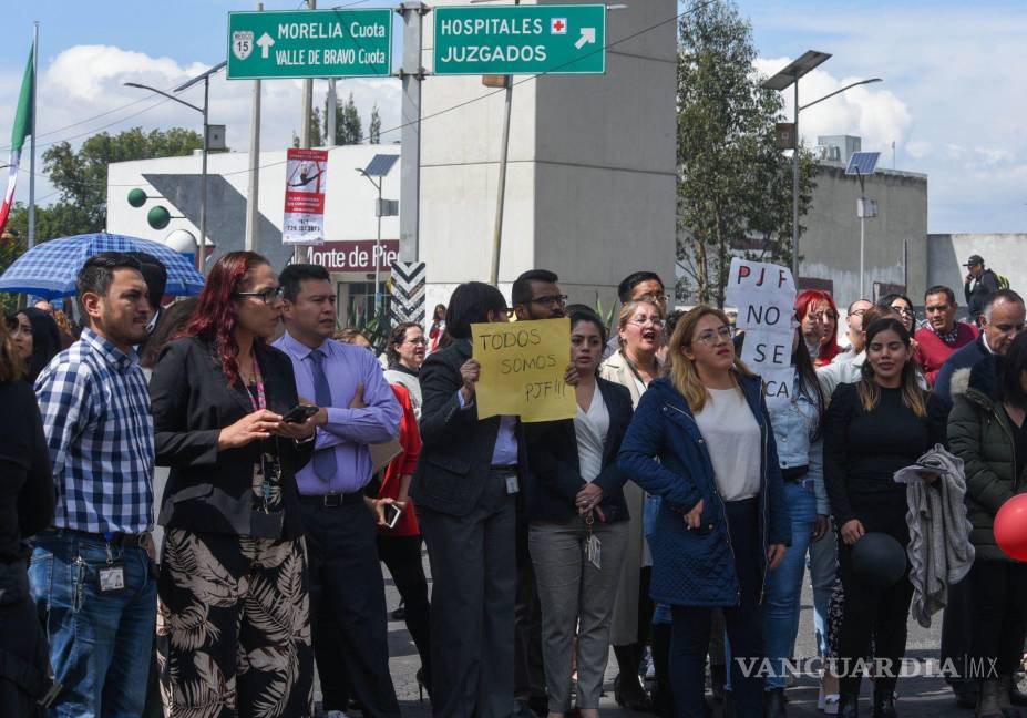 $!Trabajadores del Poder Judicial de la Federación con sede en Toluca bloquearon la avenida Alfredo del Mazo como parte de las protestas en diversos estados.