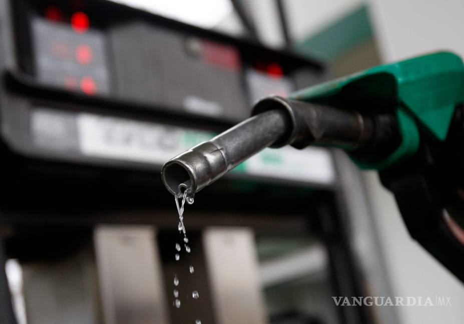 $!Gasolina no subirá de precio pese a alza del petróleo, afirma AMLO