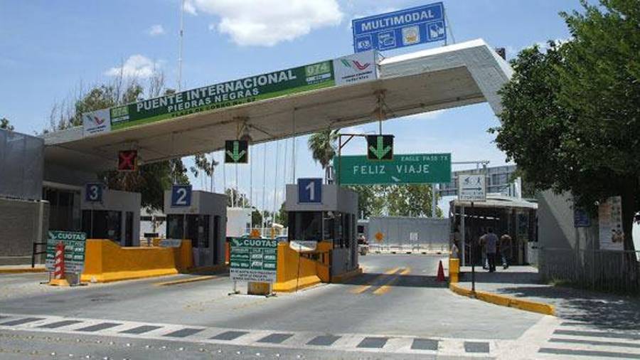 Analizan cierre de puentes internacionales ante las dificultades que enfrentan transportistas para movilizar unidades vacías en las aduanas de Piedras Negras.