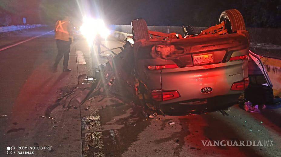 $!Muere regidora de Guerrero, su hijo y otra persona tras volcar en la Autopista del Sol