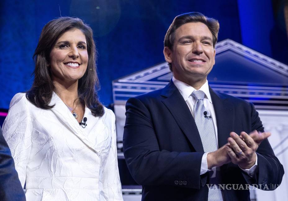 $!La ex gobernadora de Carolina del Sur, Nikki Haley (i), y el gobernador de Florida, Ron DeSantis (d), posan en el escenario antes del debate presidencial republicano.