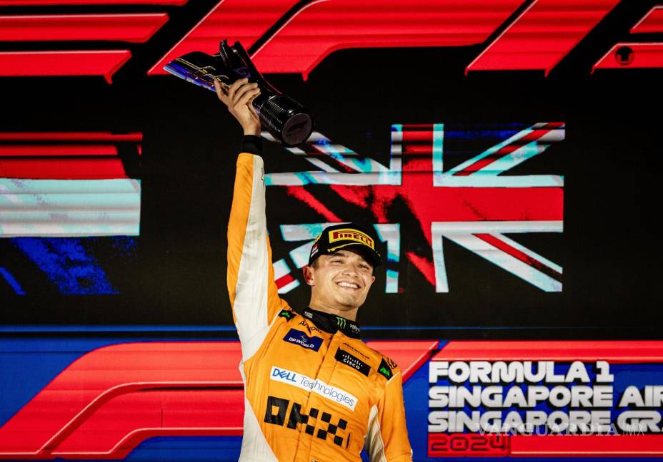 $!El británico Lando Norris de McLaren en el podio durante el Gran Premio de Singapur, en el circuito Marina Bay.