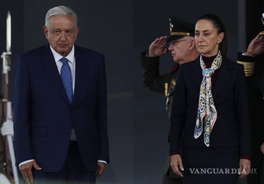 $!La presidenta electa de México, Claudia Sheinbaum (d), y el presidente de México, Andrés Manuel López Obrador, en un acto protocolario en la Ciudad de México .