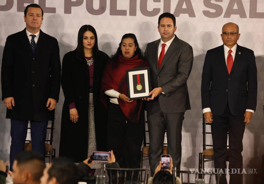 $!Aracely Guillermo Herrera, integrante de la unidad cibernética, agradeció el apoyo de su familia y destacó su compromiso con la prevención de delitos digitales.