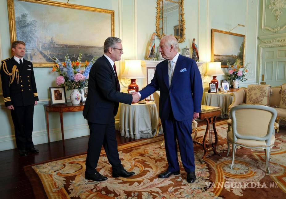 $!El rey Carlos III de Gran Bretaña le da la mano a Keir Starmer, donde invitó al líder del Partido Laborista a convertirse en primer ministro y formar un nuevo gobierno.