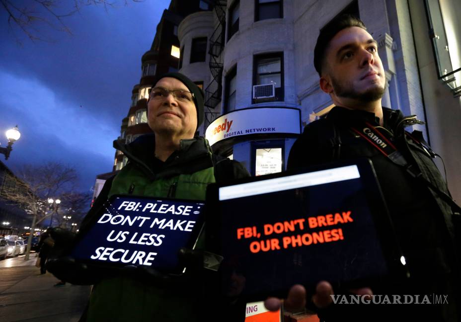 Desbloquear iPhone conduciría a “estado policial”, alerta defensa de Apple