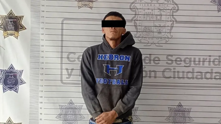 Un video difundido en redes sociales mostró el momento en que un hombre presuntamente sustrajo una alcancía del Teletón en una tienda de la colonia Las Quintas.