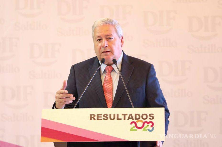 $!José María Fraustro Siller expresó su agradecimiento a Liliana Salinas Valdés, presidenta honoraria del DIF Coahuila.