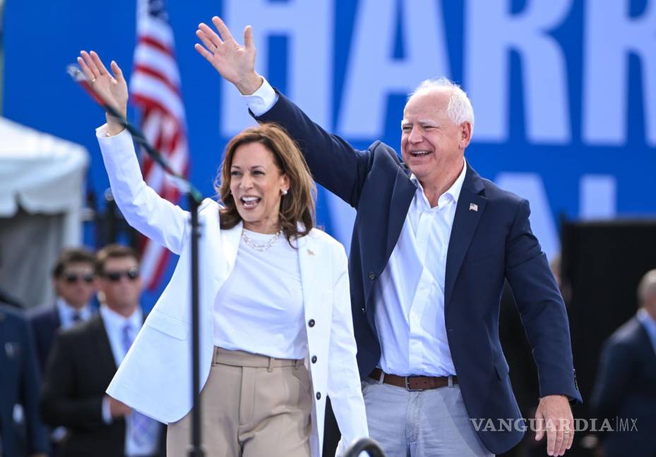 $!La candidata presidencial demócrata a la vicepresidenta, Kamala Harris y el candidato demócrata a la vicepresidenta, Tim Walz en Eau Claire, Wisconsin.