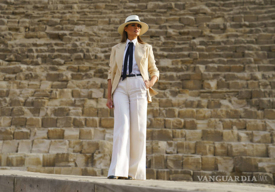$!Melania Trump pasea entre las pirámides en Egipto