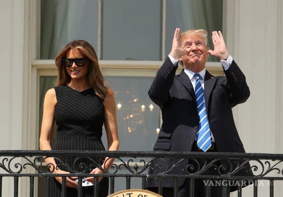$!Trump observa el eclipse solar... sin gafas