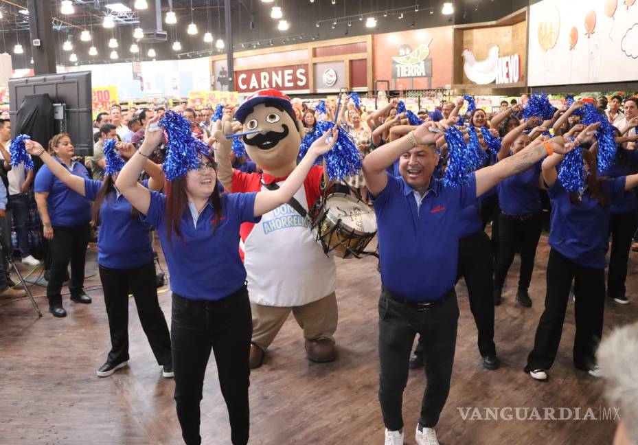 $!Cada nueva tienda genera más de 200 empleos directos, apostando por el talento coahuilense.