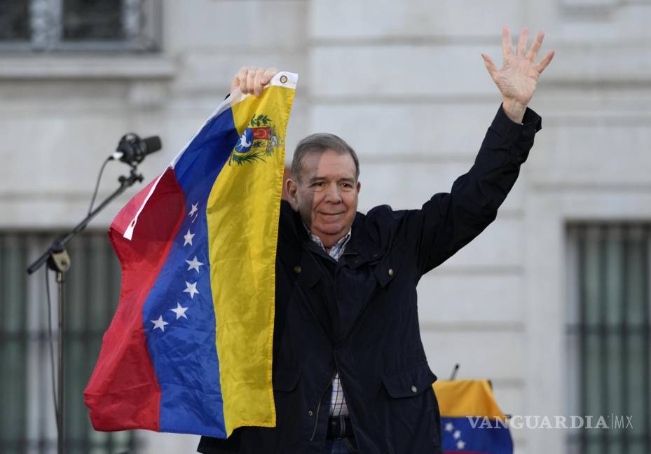 $!El líder opositor venezolano Edmundo González saluda a sus partidarios en la Puerta del Sol, en el centro de Madrid, España | Foto: AP