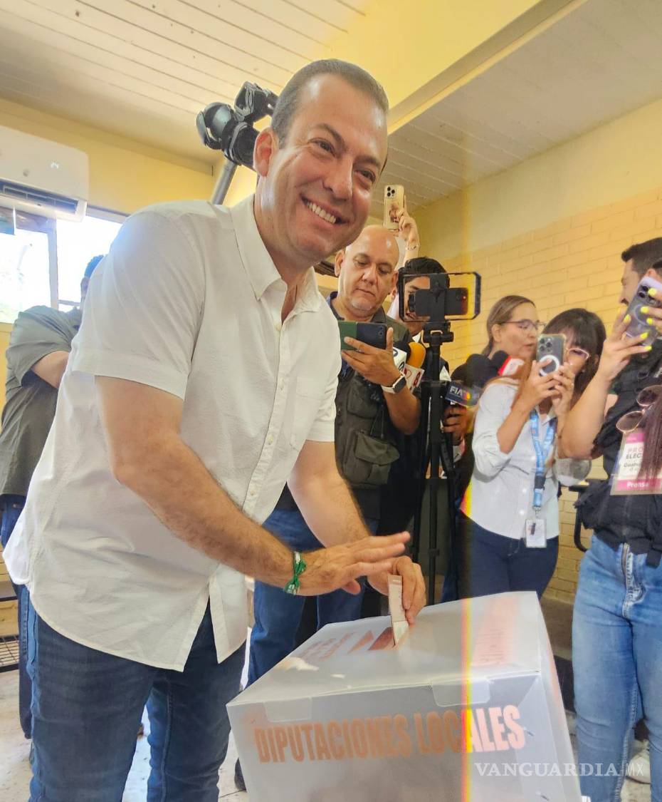 $!El aspirante a la diputación local por el Distrito 10, Felipe González, emitió su voto este domingo y llamó a la ciudadanía a participar en la jornada electoral.