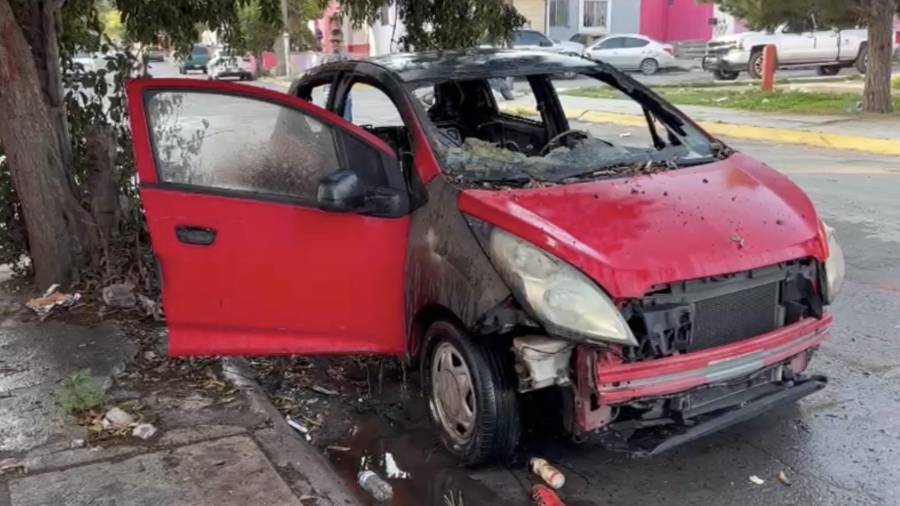 Bomberos lograron controlar las llamas antes de que el incendio alcanzara un árbol y el cableado eléctrico cercano, evitando que la emergencia se extendiera a otras áreas.