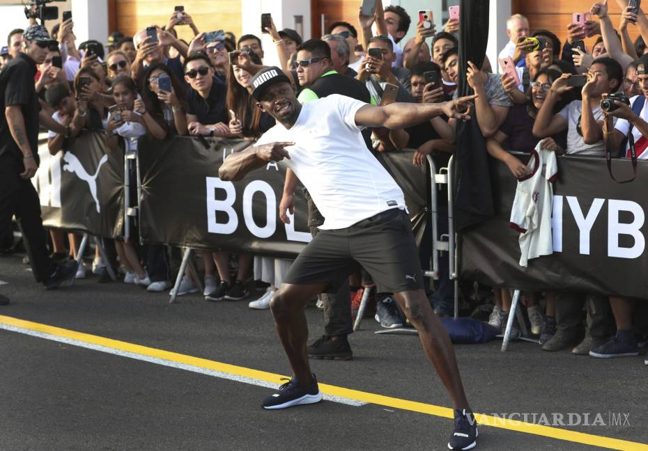 $!Usain Bolt le gana en una carrera ¡a un mototaxi!
