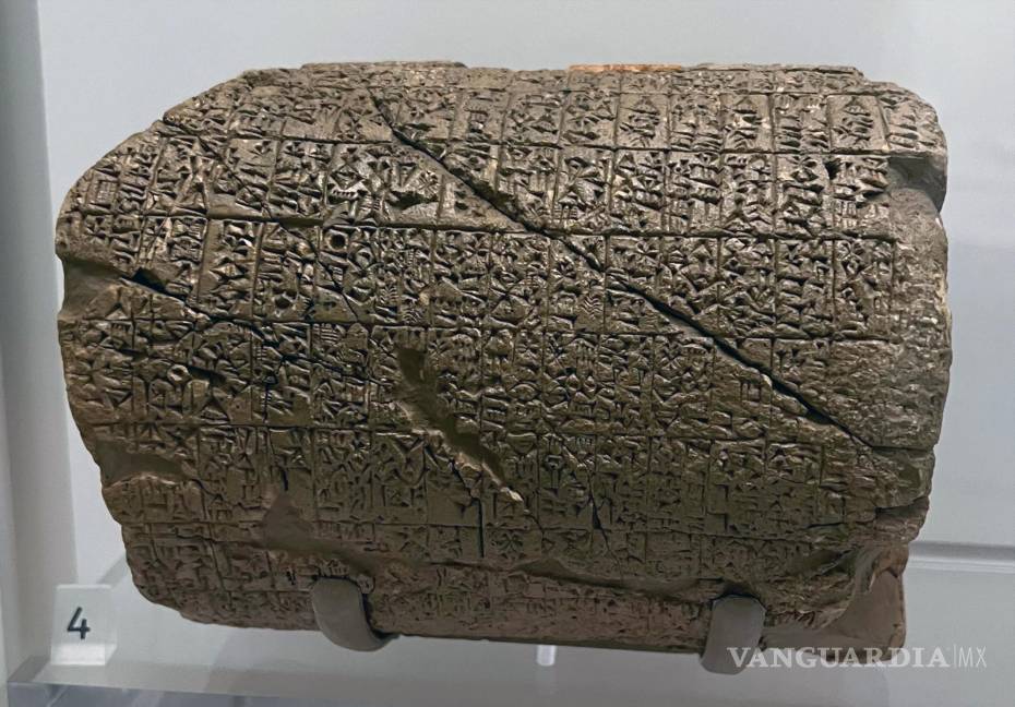 $!Arboll y Rasmussen propusieron que el registro más temprano de un beso estaba grabado en el Cilindro de Barton, una tablilla de arcilla que data de alrededor del 2400 a. C
