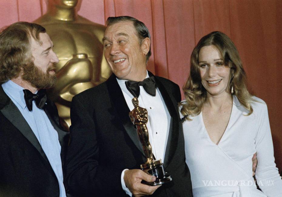 $!Ben Johnson, en el centro, ganador del Oscar al mejor actor de reparto, junto a Richard Harris y Sally Kellerman el 27 de marzo de 1972. AP