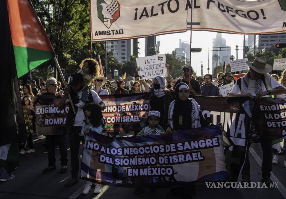 $!Cientos de personas partieron del Ángel de la independencia hacia el Zócalo protestando de manera pacífica en apoyo a Palestina.