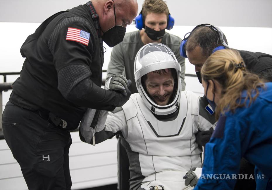 $!En esta foto proporcionada por la NASA, el astronauta de la Agencia Espacial Europea Thomas Pesquet es ayudado a salir de la nave espacial SpaceX Crew Dragon Endeavour a bordo de la nave de recuperación SpaceX GO Navigator. AP/Aubrey Gemignani/NASA