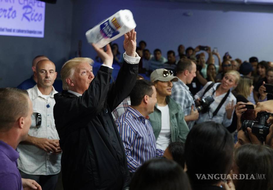 $!El entonces presidente Donald Trump arroja toallas de papel a una multitud en la Capilla del Calvario en Guaynabo, Puerto Rico, el 3 de octubre de 2017.