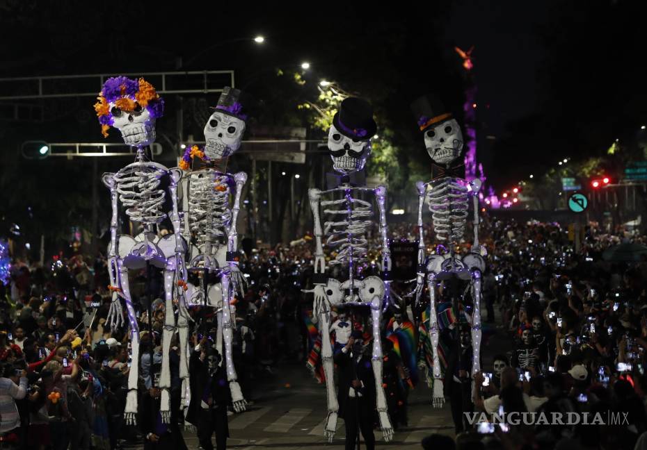 $!Calaveras gigantes en un desfile de catrinas en Ciudad de México (México).