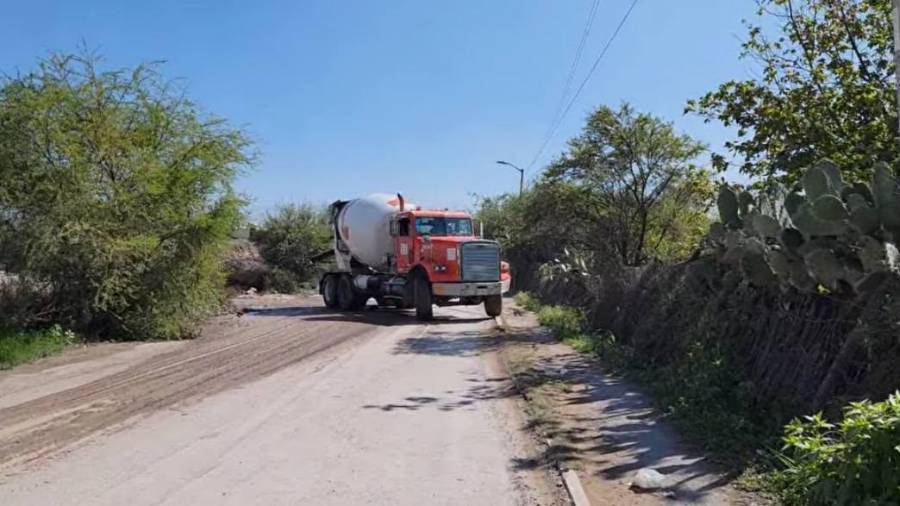 La calle del Nogal, en la colonia Jardín, carece de banquetas en varios tramos y presenta deterioro en la infraestructura peatonal.