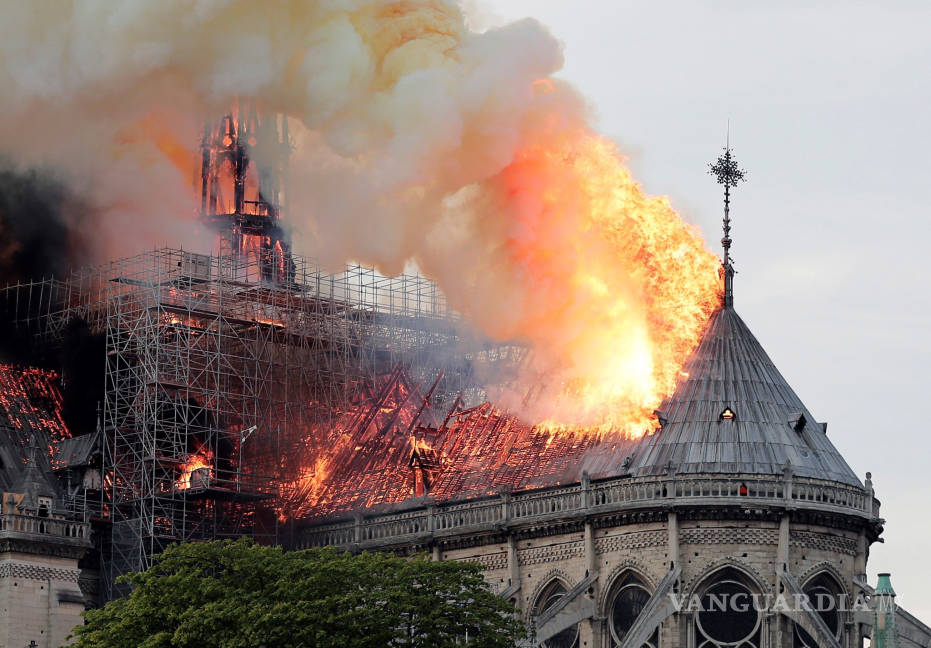 $!Arde Notre Dame símbolo de la cristiandad; Incendio daña dos tercios de la cubierta