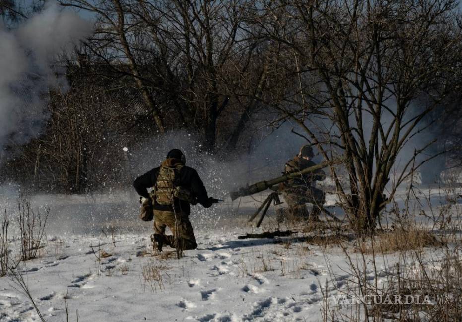 $!Soldados de la Legión de Rusia Libre disparan contra posiciones rusas en la región de Donbas, en el este de Ucrania.