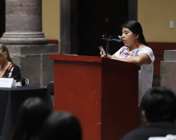 Los registros de ANUIES muestran diferencias entre el número de estudiantes hablantes de lenguas indígenas que ingresan a determinadas carreras y quienes logran egresar en los periodos esperados.