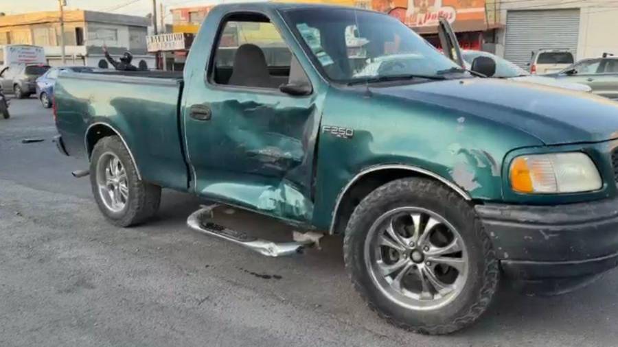 La camioneta involucrada quedó detenida sobre la vialidad mientras autoridades realizaban las diligencias correspondientes.