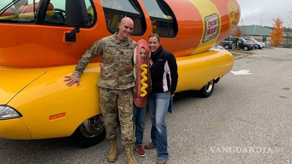 $!Niño se disfraza de 'hot dog' para foto del colegio, se hace viral y recibe visita del Wienermobil