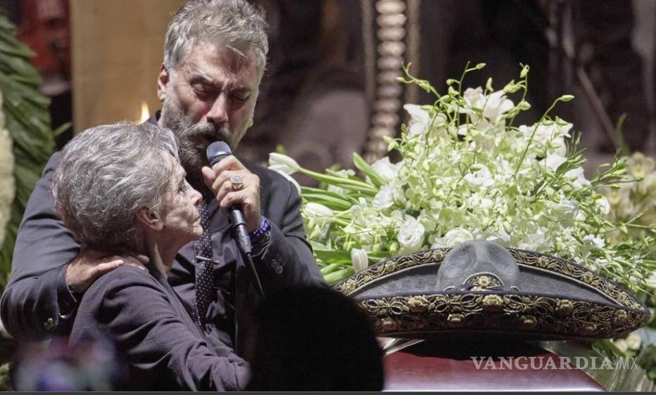 $!El último adiós a Vicente Fernández fue dividido entre lo que significa un funeral convencional y un gran concierto para los fieles seguidores de Chente. Fue parte tristeza y parte celebración. Foto: Cuartoscuro