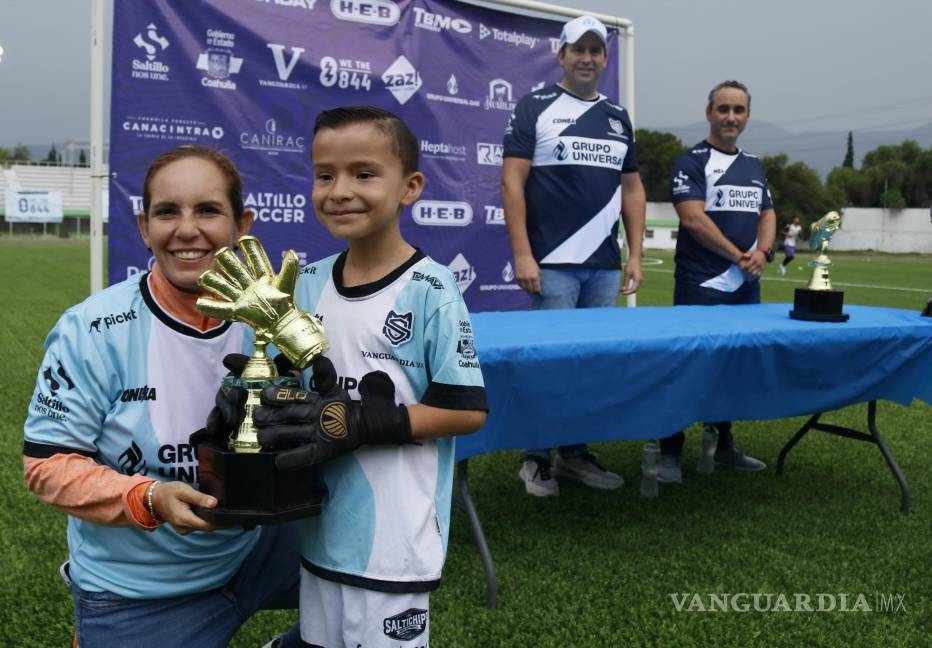 $!Los pequeños futbolistas de la Academia Saltillo Soccer recibieron reconocimientos por coronarse campeones nacionales en futbol siete.
