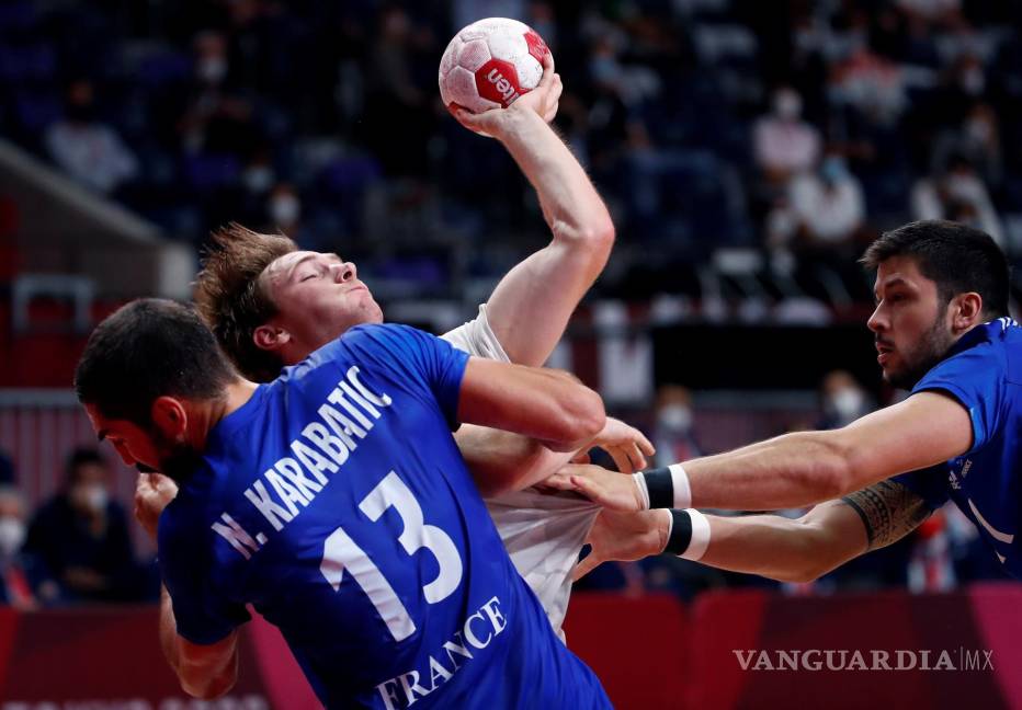 $!Mathias Gidsel de Dinamarca (c) en acción con Nikola Karabatic de Francia (i) durante el partido por la medalla de oro masculina entre Francia y Dinamarca en los eventos de balonmano de Tokio 2020. EFE