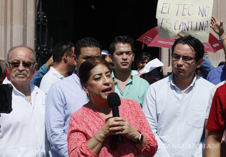 $!La directora, María Gloria Hinojosa, se acercó a la explanada del instituto para dialogar con los manifestantes.