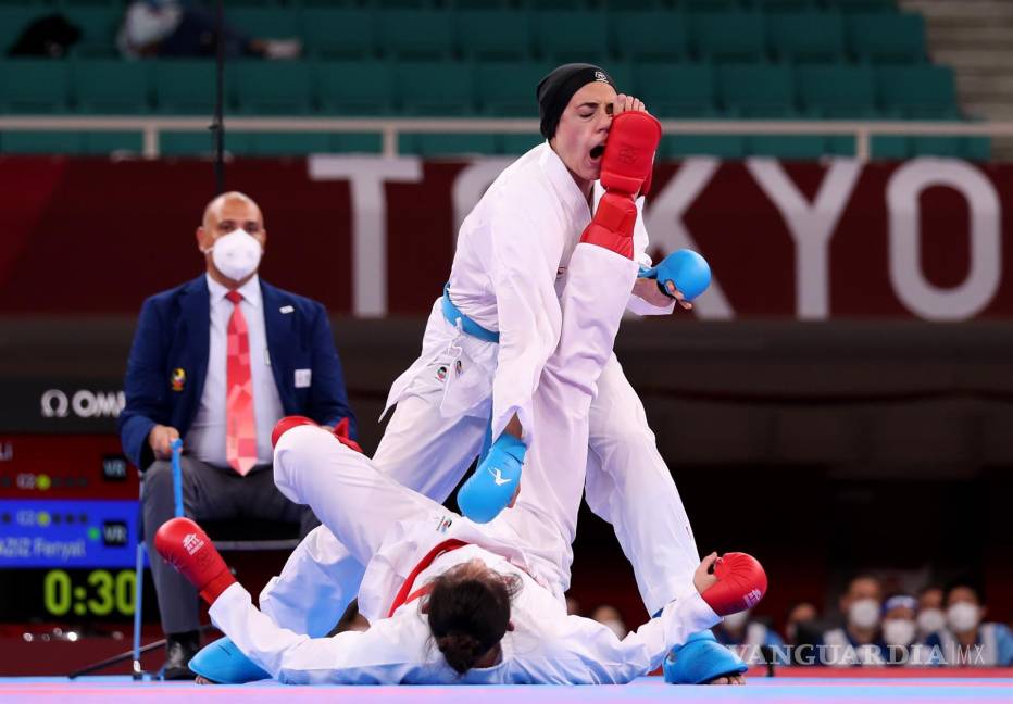 $!Li Gong de China (azul) y Hamideh Abbasali de Irán (rojo) compiten en la ronda eliminatoria de kumite + 61 kg de mujeres para karate en los Juegos Olímpicos de Tokio 2020. EFE