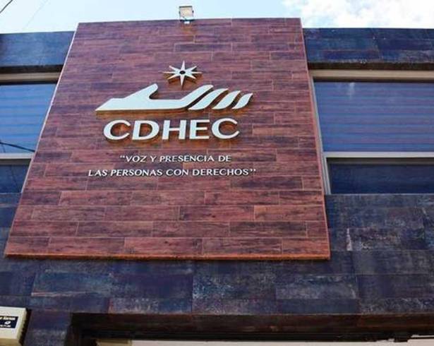 La Comisión de los Derechos Humanos del Estado de Coahuila documentó el ingreso ilegal de policías estatales a una papelería en Acuña y la agresión a su propietaria.