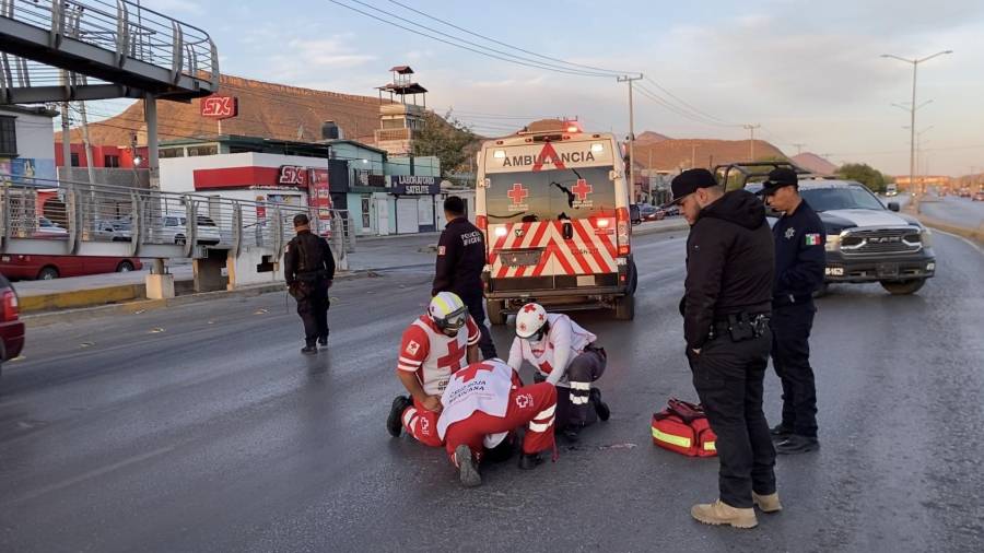 Paramédicos de la Cruz Roja brindaron los primeros auxilios al lesionado en el lugar antes de su traslado urgente a un hospital.
