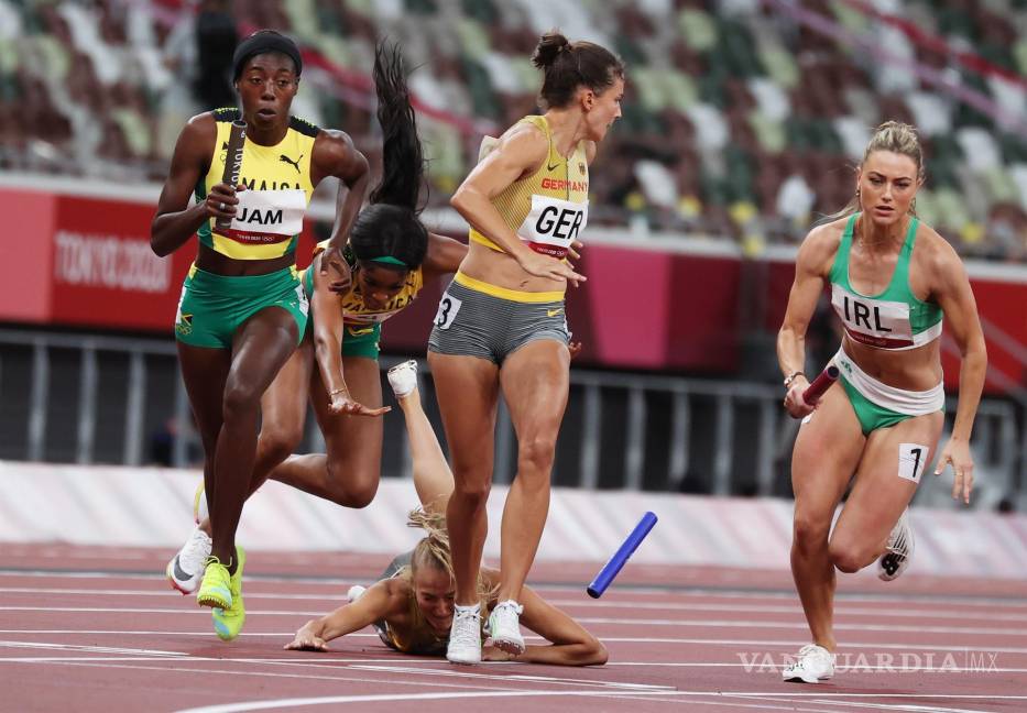 $!Corinna Schwab de Alemania cae durante el relevo mixto 4x400m durante los eventos de atletismo de los Juegos Olímpicos de Tokio 2020 en el Estadio Olímpico de Tokio, Japón. EFE