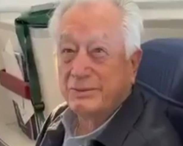 Manuel Bartlett fue visto en un vuelo a Madrid, dentro de la cabina de primera clase.