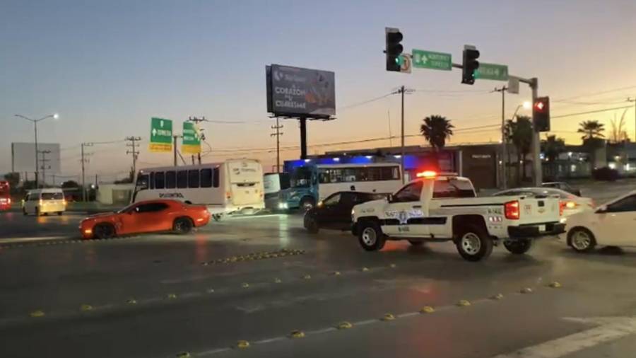 El choque ocurrió la mañana del viernes en el cruce de los bulevares Luis Echeverría Álvarez y Jesús Valdés Sánchez, al oriente de Saltillo.
