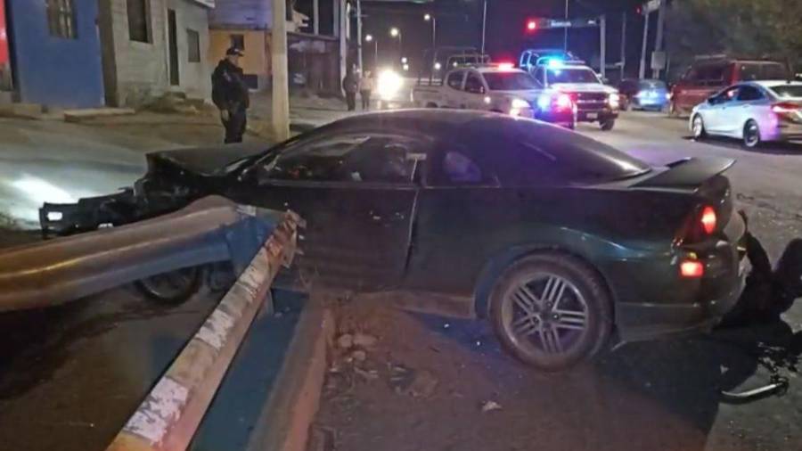 El vehículo Mitsubishi Eclipse quedó con severos daños en la parte frontal tras impactarse contra el muro de contención.